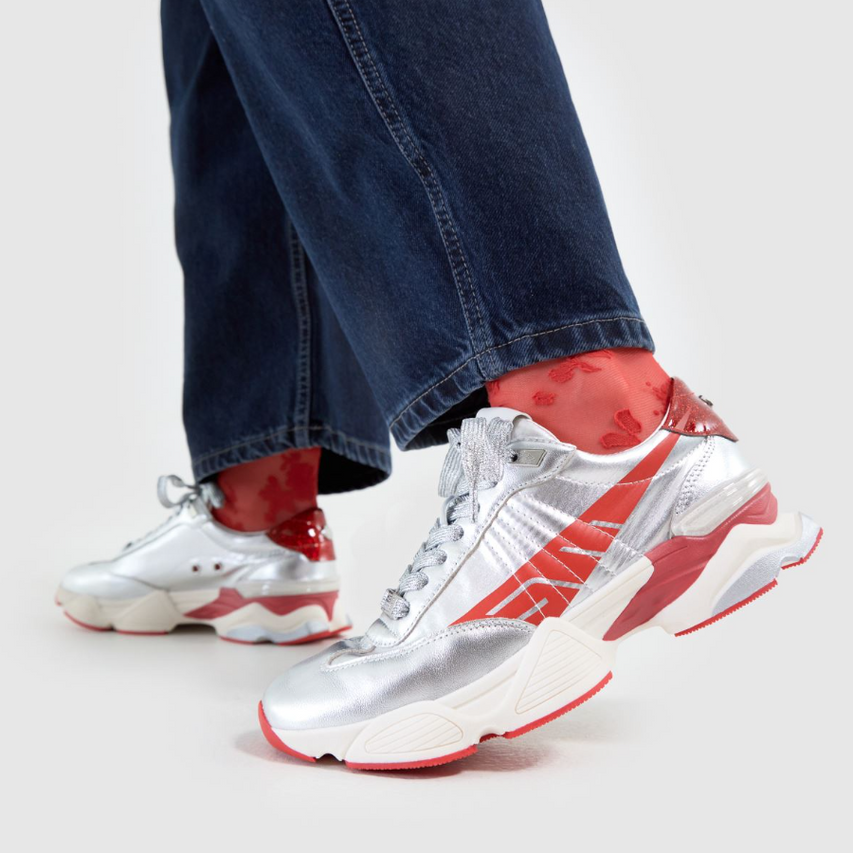 Zapatos Setback plateados con rojo