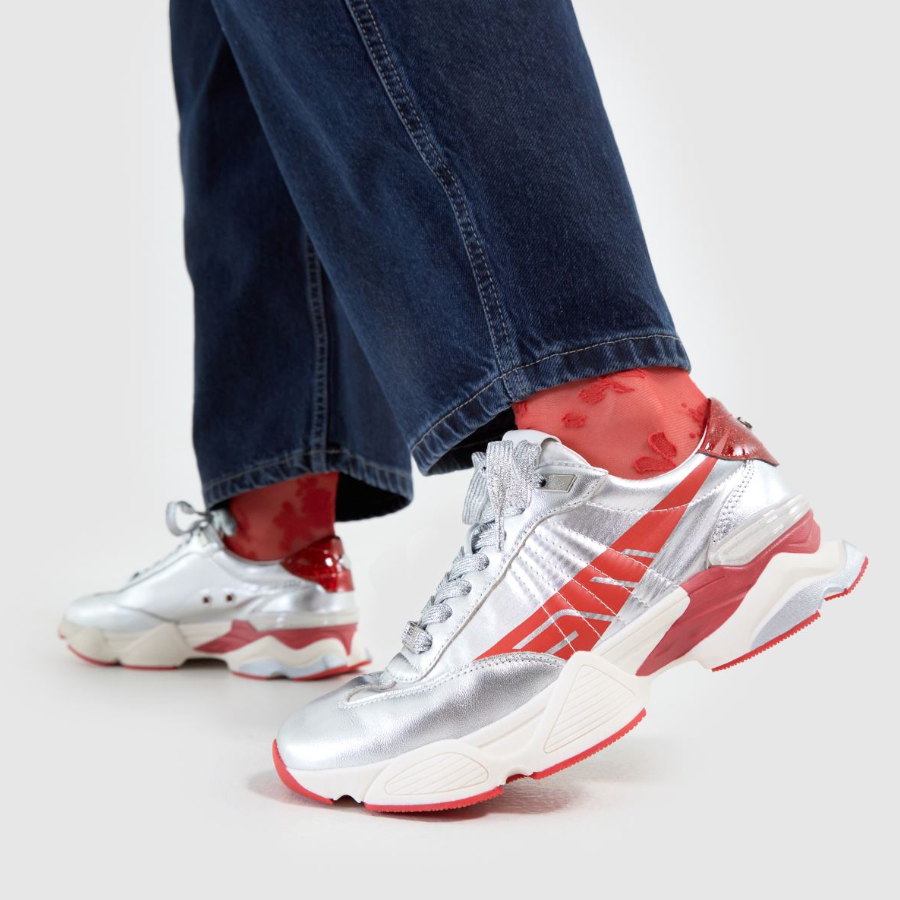Zapatos Setback plateados con rojo