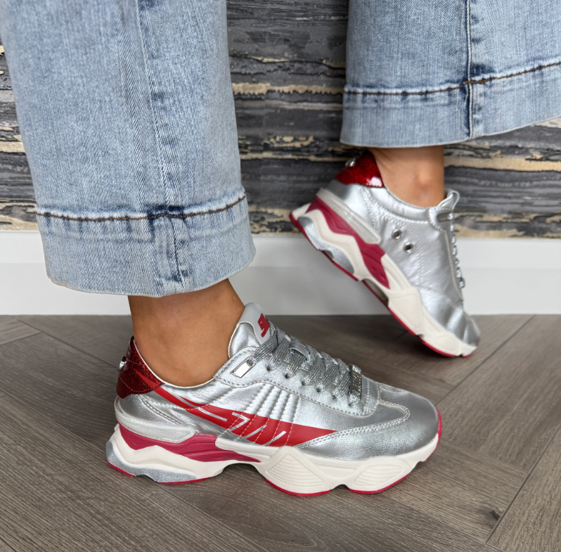 Zapatos Setback plateados con rojo